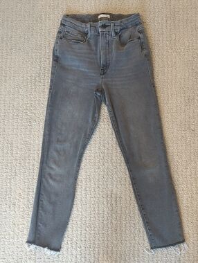 Good American Gray Skinny Ankle Jeans with Frayed Hem